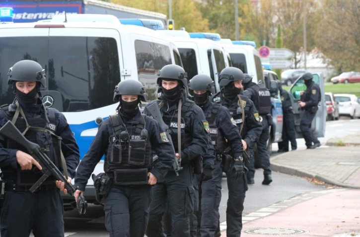 Des policiers dans une rue de Halle (Allemagne) proche du site d'une fusillade qui a fait deux morts, le 9 octobre 2019