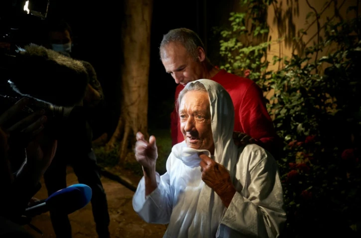 Sophie Pétronin, avec son fils Sébastien Chadaud Pétronin à Bamako, le 8 octobre 2020