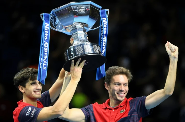 Nicolas Mahut et Pierre-Hugues Herbert savourent leur triomphe en double au Masters de Londres, le 17 novembre 2019