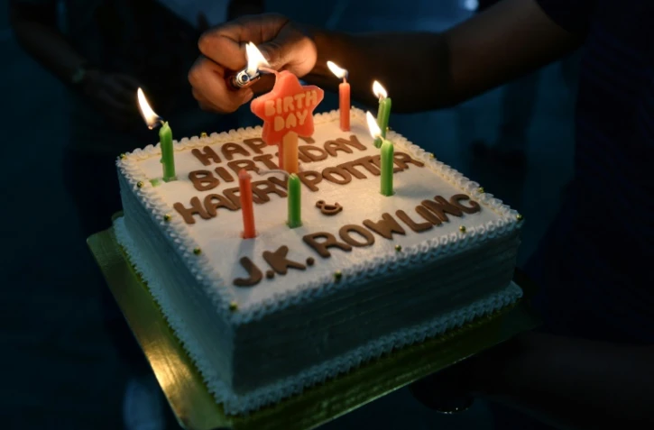 Un gâteau d'anniversaire pour Harry Potter et son auteure J.K Rowling, le 31 juillet 2016 à Bangkok, en Thaïlande