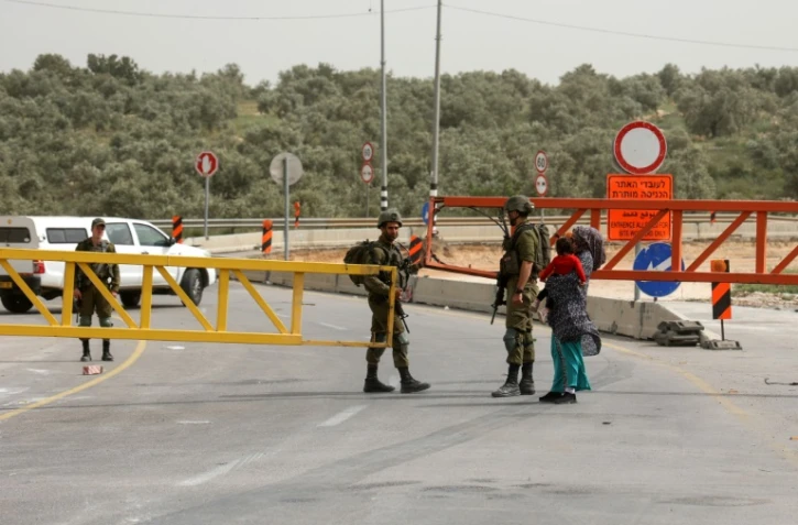 Fermeture de l'entrée de la ville palestinienne de Azzoun, en Cisjordanie, par les forces de sécurité israéliennes, le 30 avril 2022