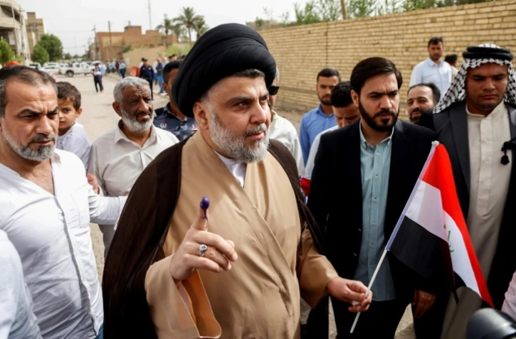 Moqtada Sadr sort du bureau de vote Ă Najaf en Irak, le 12 mai 2018