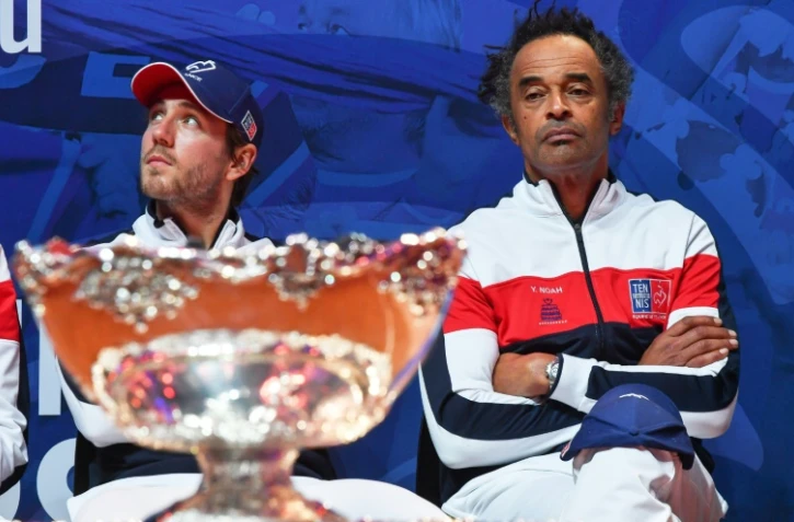 Lucas Pouille (g) et le capitaine de l'équipe de France de Coupe Davis Yannick Noah lors du tirage au sort de la finale face à la Croatie au stade Pierre-Mauroy, le 22 novembre 2018