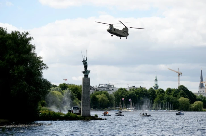 Un hélicoptère militaire de l'armée américaine durant un exercice avec la police fédérale allemande le 4 juillet 2017 à Hambourg, en Allemagne