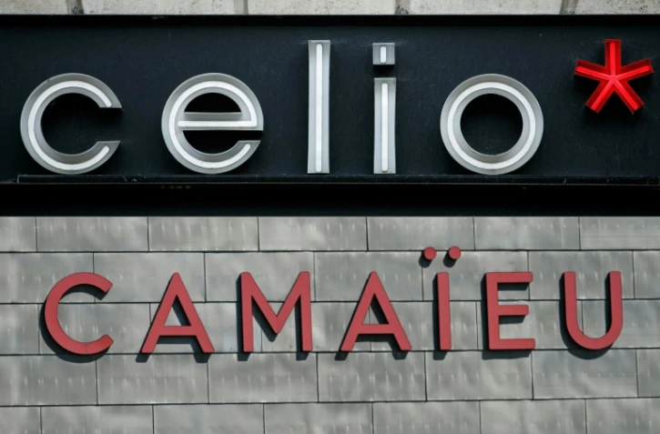 Camaïeu, symbole du déclin du prêt-à-porter en France, renaîtra de ses cendres le 29 août dans 12 magasins et en ligne, a annoncé vendredi Celio, repreneur de la marque