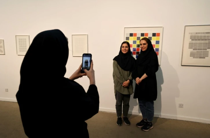 Des Iraniennes posant devant des oeuvres de l'artiste américain Sol LeWitt au musée d'art contemporain de Téhéran, le 22 août 2022 
