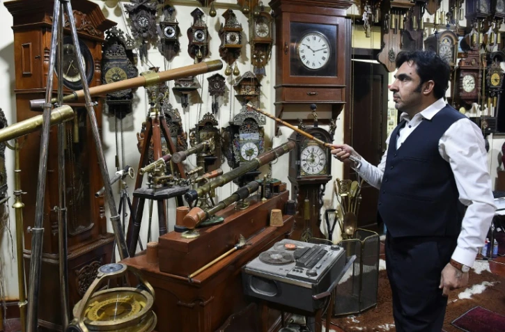Le collectionneur et policier Gul Kakar montre ses horloges anciennes conservées au quartier général de la police à Quetta, le 26 novembre 2021 au Pakistan