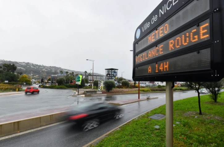 Panneau signalant la vigilance rouge météo à Nice, le 1er décembre 2019