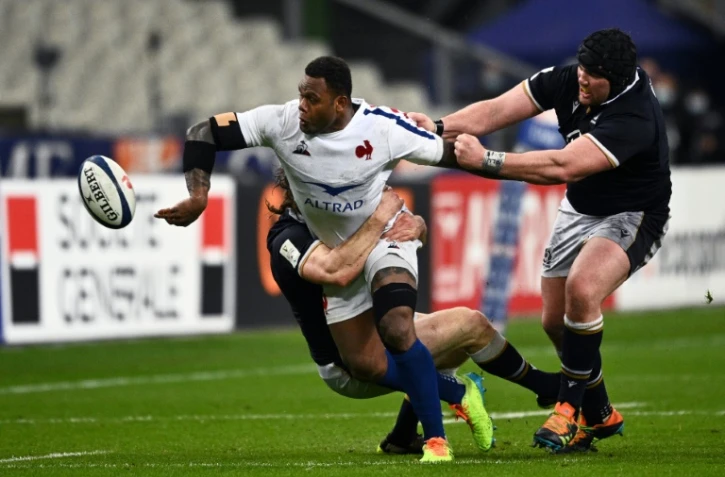 Le centre français Virimi Vakatawa (g) passe le ballon lors du match des Six Nations contre l'Ecosse, au Stade de France, le 26 mars 2021