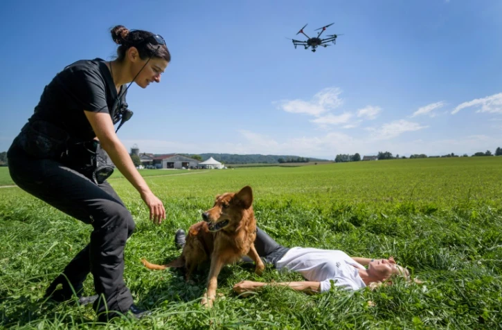Présentation par l'organisation suisse Redog de l'utilisation de drones aux côtés de chiens pour les missions de sauvetage à Zurich, en Suisse, le 23 août 2017