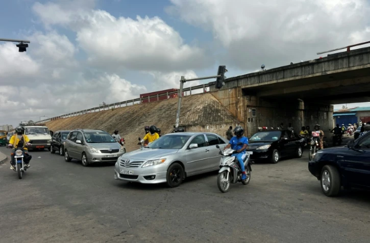 Des automobilistes à Cotonou après que des militaires ont annoncé à la télévision publique du Bénin avoir "démis de ses fonctions" le président Patrice Talon, le 7 décembre 2025
following rumors of a possible coup in the country on December 7, 2025 Benin's President Patrice Talon is safe and the army is regaining control, after a group of soldiers said they had ousted him from power, the presidency told AFP on Sunday.
"This is a small group of people who only control the television," his office said. "The regular army is regaining control. The city and the country are completely secure."