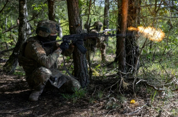 Un soldat ukrainien s'entraîne avec des militaires français, le 25 avril 2025 en Pologne