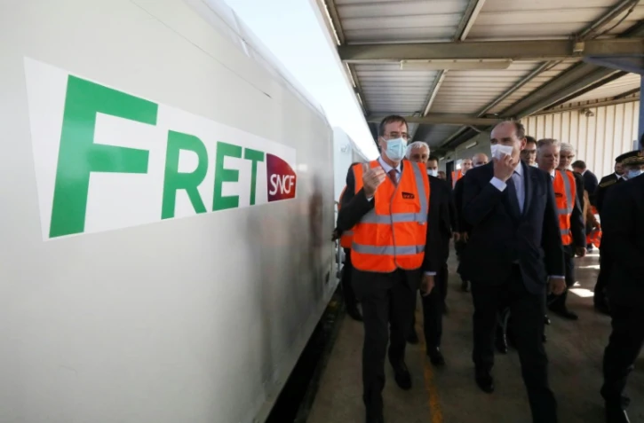 Le Premier ministre français Jean Castex écoute les explications lors d'une visite à la gare de fret Saint Charles où le train Perpignan-Rungis reprend du service à Perpignan le 22 octobre 2021.