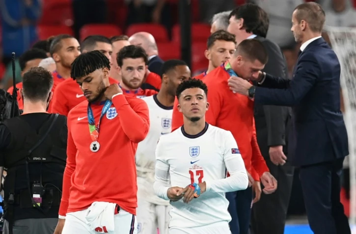 Les joueurs anglais reçoivent leur médaille de finaliste après leur défaite contre l'Italie en finale de l'Euro le 11 juillet 2021 à Wembley