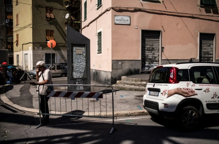 Un homme dans la rue Fillak, près de la "zone rouge", située sous ce qui reste du pont Morandi à Gênes (Ligurie), le 13 septembre 2018
