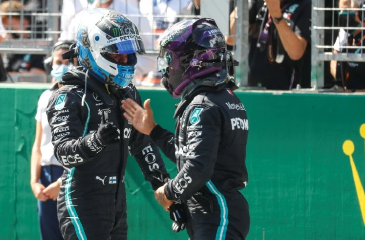 Le Finlandais Valtteri Bottas (Mercedes, g), félicité par son coéquipier britannique Lewis Hamilton après avoir décroché la pole position à la veille du GP d'Autriche, le 4 juillet 2020 à Spielberg