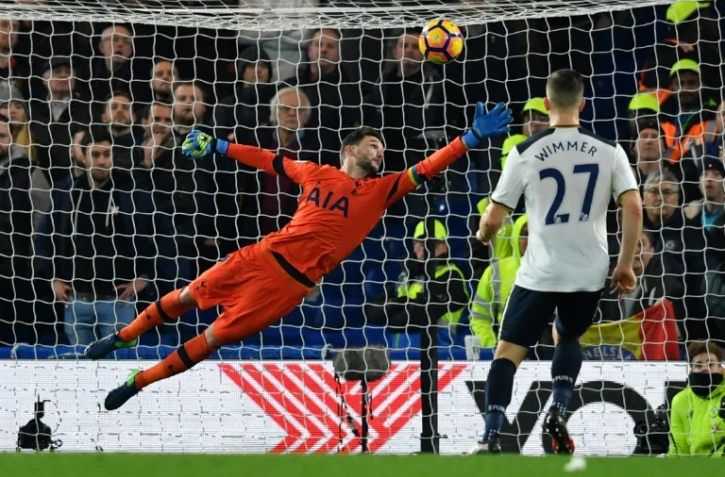 Le gardien international français de Tottenham Hugo Lloris tente d'arrêter un tir face à Chelsea, à Stamford Bridge, le 26 novembre 2016