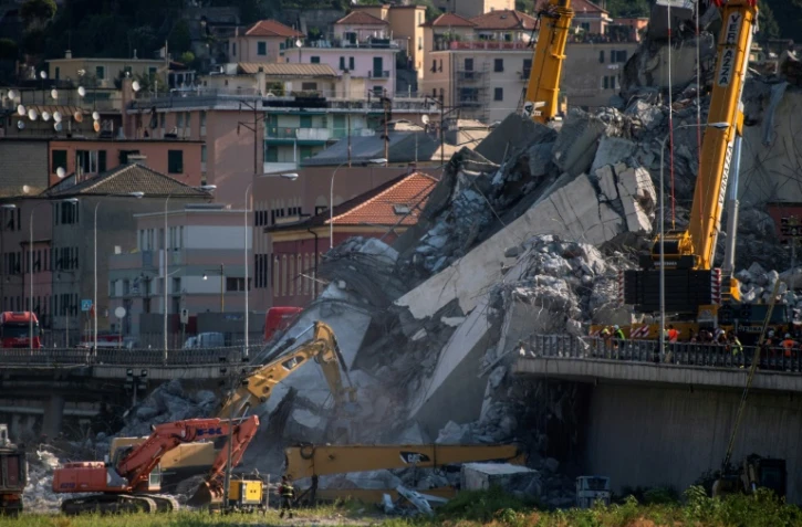 Les secours continuent de fouiller les décombres du pont effondré de Gênes, le 17 août 2018