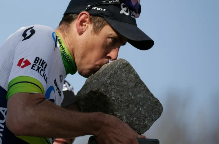 Mathew Hayman savoure sa victoire dans la 114e édition de Paris-Roubaix, le 10 avril 2016