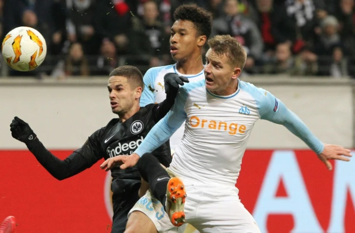 Le milieu Serbe de l'Eintracht Francfort Mijat Gacinovic (g) Ă la lutte avec les Marseillais Boubacar Kamara (c) et Tomas Hubocan en Ligue Europa, le 29 novembre 2018 Ă Francfort