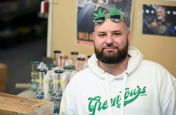 Gene Grozovskiy, le fondateur de Green Tours, photographié le 24 janvier 2019, une société qui emmène les visiteurs dans les coulisses de l'industrie du cannabis, à Los Angeles, en Californie