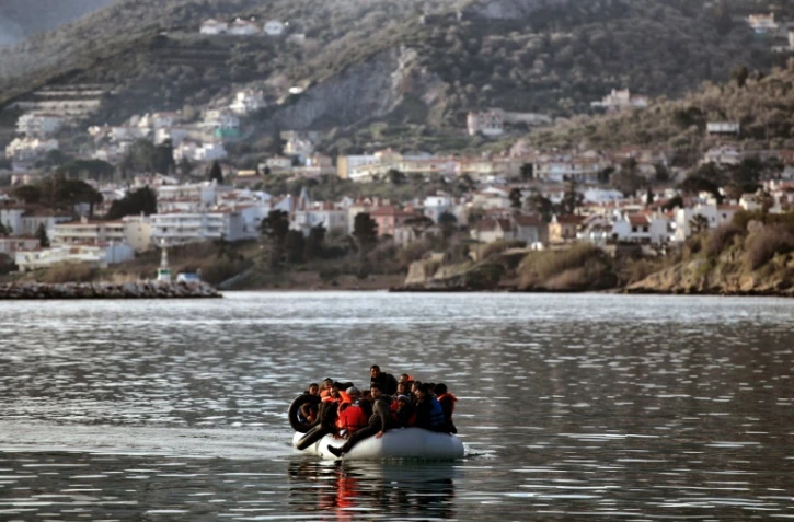 Des migrants et des réfugiés arrivent en canoë sur l'île grecque de Lesbos depuis la Turquie, le 23 février 2016 à Mytilene