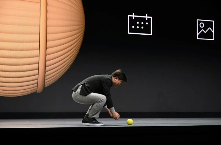 Le patron de l'électronique chez Samsung Hyun-Suk Kim présente Ballie, un robot de maison tout rond, à la veille de l'ouverture du CES 2020 au grand public