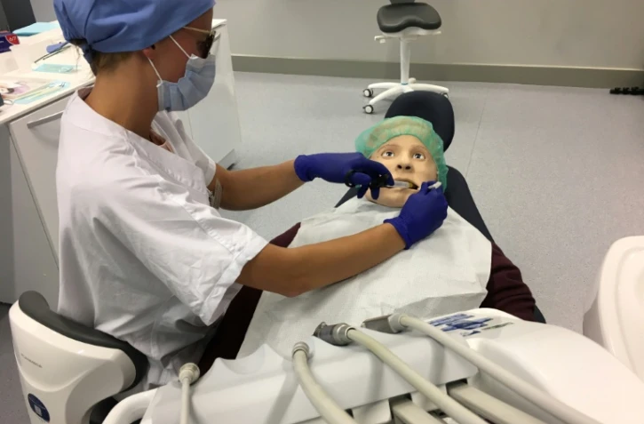 Pour améliorer la formation de ses étudiants, la Faculté de chirurgie dentaire de Strasbourg s'est dotée d'un mannequin hyperréaliste, une première en France, photographié le 25 septembre 2018 à Paris