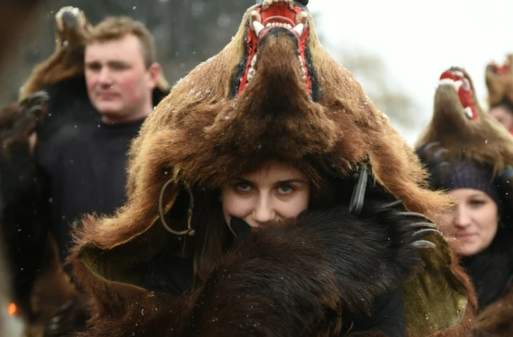 Une femme vêtue d'une peau d'ours dans les rues de Comanesti, en Roumanie, le 30 décembre 2015