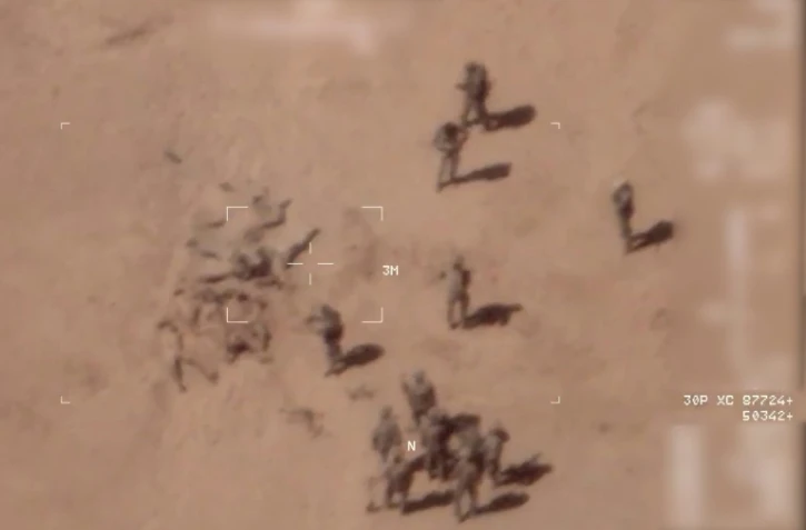 Capture d'écan d'une vidéo diffusée par l'armée française qui dit avoir filmer le 21 avril 2022 avec un drone des mercenaires russes enterrant des corps à la base de Gossi au Mali