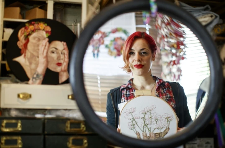 L'artiste allemande Jess de Wahls dans son atelier de broderie, à Londres, le 8 mars 2019