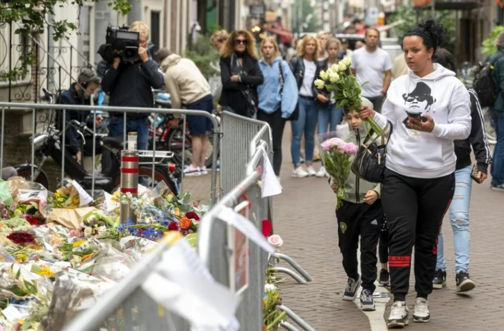 Des fleurs pour rendre hommage à Peter R. de Vries dans le centre d'Amsterdam, aux Pays-Bas, mort le 15 juillet 2021