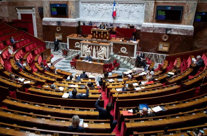 Des députés votent un amendement lors d'un débat sur la prolongation de l'état d'urgence sanitaire à l'Assemblée nationale, à Paris le 8 mai 2020