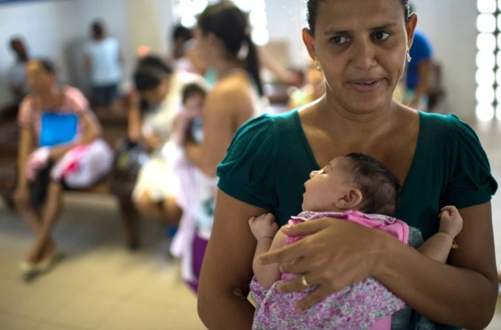 Une mère avec son bébé souffrant de de microcephalie, le 27 janvier 2016 à l'hôpital Sociais Irma Dulce à Salvador au Brésil