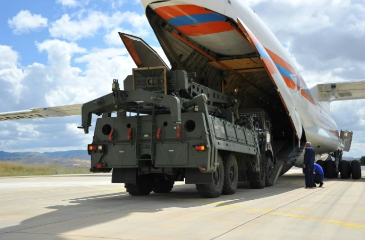 Des missiles S-400 sont déchargés d'un avion cargo russe sur le tarmac de la base aérienne Murted, le 12 juillet 2019 à Ankara