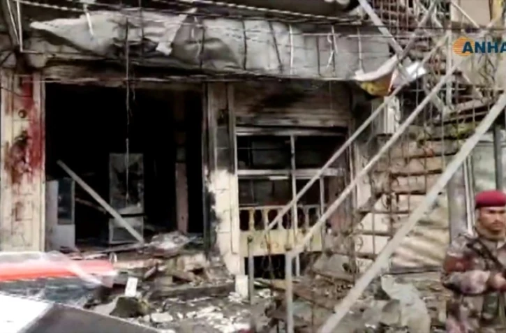 Capture d'écran d'une vidéo publiée par Hawar News Agency (ANHA) le 16 janvier 2019 montre un membre non identifié des forces de sécurité sur le lieu de l'attentat suicide contre une patrouille américaine de la coalition internationale antijihadistes dans la ville de Minbej dans le nord de la Syrie