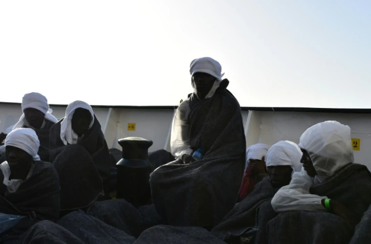 Des migrants à bord du bateau "Aquarius" de l'ONG SOS Méditerranée, après une opération de sauvetage au large de la Libye le 24 mai 2016