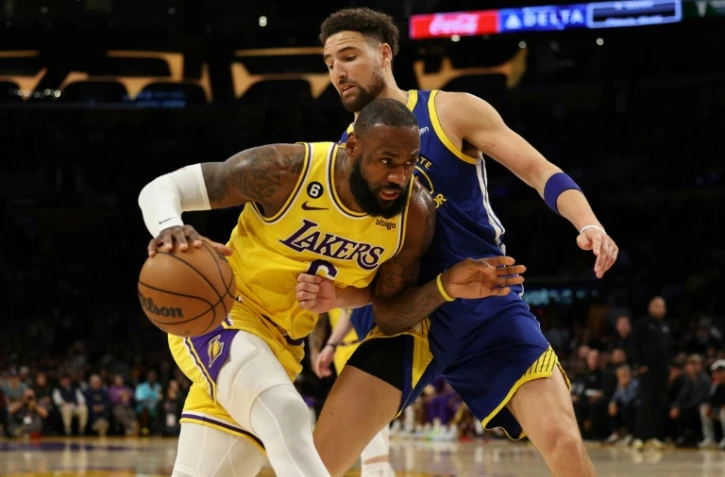 LeBron James des Los Angeles Lakers face à Klay Thompson des Golden State Warriors dans lke match N.6 de la demi-finale de conférence en NBA le 12 mai 2023 à la Crypto.com Arena à Los Angeles