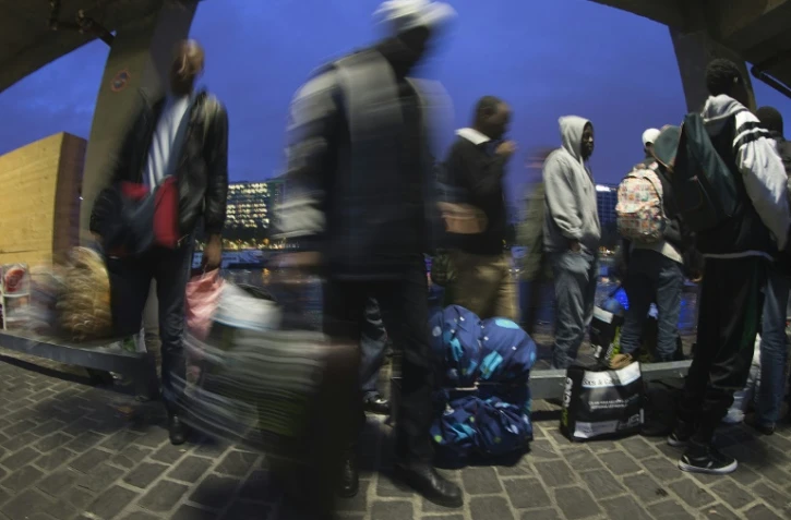 Des migrants évacués le 17 septembre 2015 à Paris du campement installé devant la gare d'Austerlitz