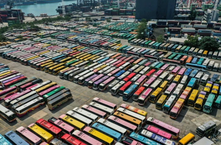 Des bus garés dans un parking le 1er novembre 2021 à Hong Kong où la fréquentation touristique est plombée par les restrictions sanitaires