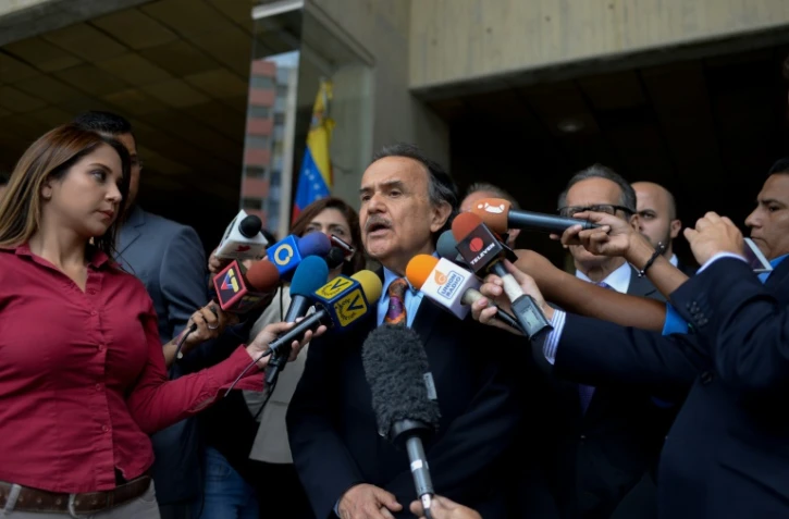 Omar Estacio, l'avocat du chef de l'opposition, Antonio Ledezma, parle à la presse à l'extérieur du bâtiment de la Cour suprême à Caracas le 1er août 2017