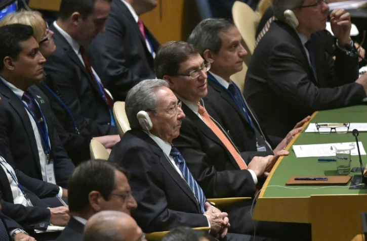 Le président cubain Raul Castro (c) écoute Barack Obama lors de son discours à la tribune de l'ONU à New York, le 28 septembre 2015