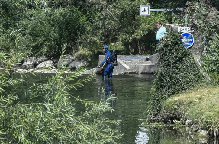 Un plongeur de la gendarmerie à la recherche de traces de Maëlys, fillette de 9 ans disparue à Pont-de-Beauvoisin, dans l'est de la France, le 29 août 2017