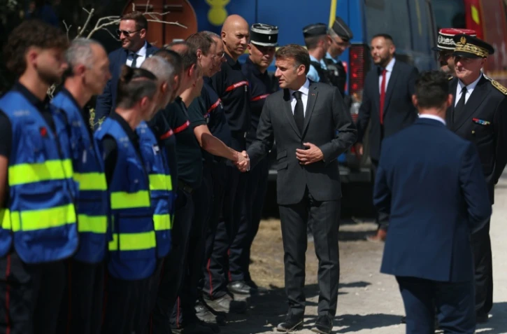 Le président Emmanuel Macron en visite au poste de commandement central des pompiers, pendant un incendie dans la forêt de Fontainebleau, le 16 juillet 2026 à Noisy-sur-Ecole, en Seine-et-Marne