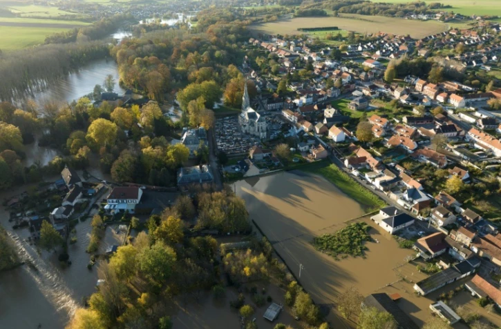 Vue aérienne du village inondé de Hallines, dans le Pas-de-Calais, le 11 novembre 2023