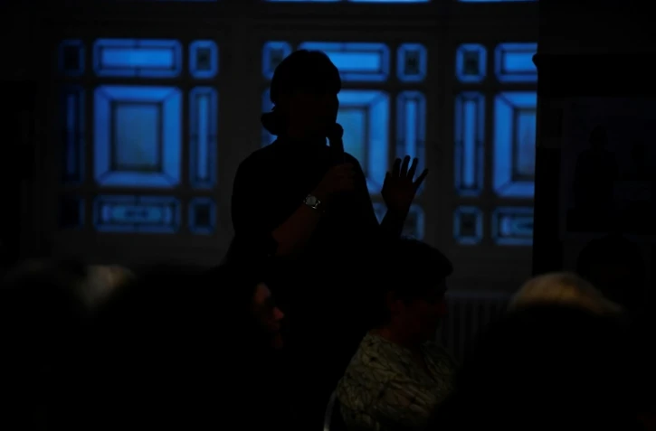 Une femme témoigne devant Commission Indépendante sur l'Inceste et les Violences Sexuelles faites aux Enfants (CIIVISE) à Paris, le 21 septembre 2022