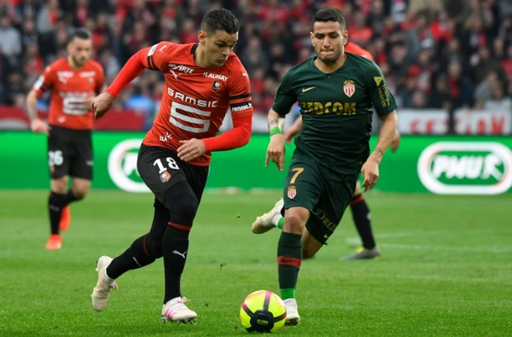L'attaquant du Stade Rennais Hatem Ben Arfa (g) poursuivi par le milieu de Monaco Rony Lopes, le 1er mai 2019 à Rennes