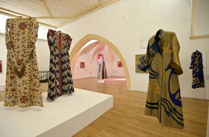 Des textiles et broderies de la styliste afghane Zolaykha Sherzad et des femmes de son atelier exposés à Arles, le 27 octobre 2023 dans les Bouches-du-Rhône