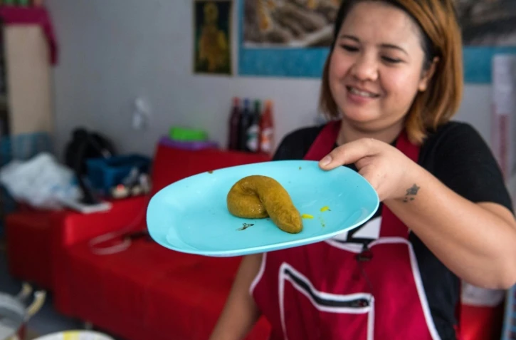 Wilaiwan Mee-Nguen présente un gâteau en forme de crotte, le 19 juin 2017 à Bangkok