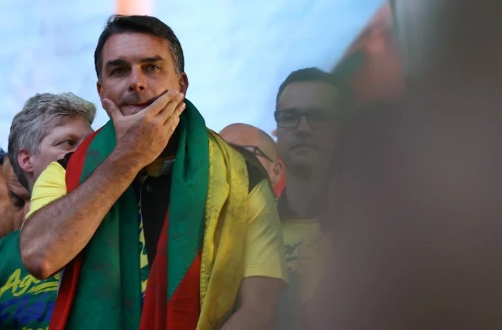 Flavio Bolsonaro participe à un rassemblement de campagne, le 14 octobre 2026 à Porto Alegre au Brésil